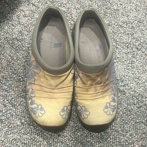 Merrell Women's Tan and Gray Floral Mules